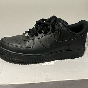 Hi I’m selling some black air force ones low top